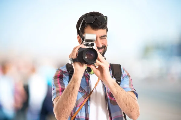 Man över ofokuserat bakgrund — Stockfoto