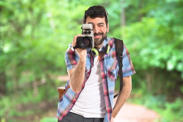 Man över ofokuserat bakgrund — Stockfoto