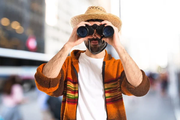 Turista con prismáticos sobre fondo blanco — Foto de Stock