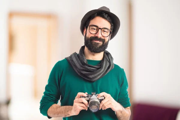 Homem sobre fundo desfocado — Fotografia de Stock