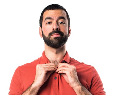 Adam giyen kırmızı polo gömlek