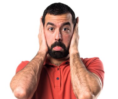 yakışıklı bir adam kulaklarını kapsayan