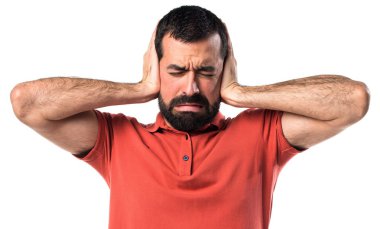 yakışıklı bir adam kulaklarını kapsayan