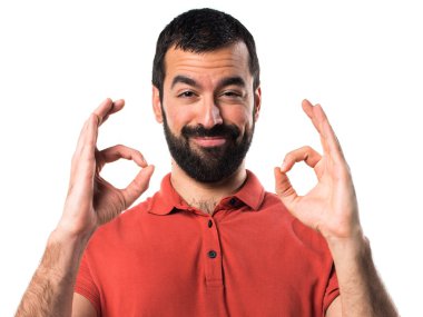 Yakışıklı adam ok işareti yapmak