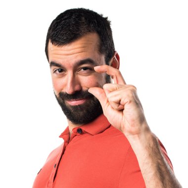 Küçük işareti yapan yakışıklı erkek