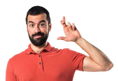 Yakışıklı adam parmaklarıyla geçiş