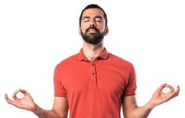 Zen pozisyonundaki yakışıklı adam