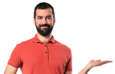 Yakışıklı adam bir şey tutan
