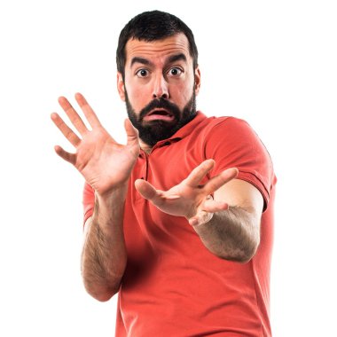 Sürpriz bir jest yapan yakışıklı erkek