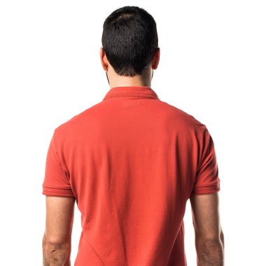 Adam giyen kırmızı polo gömlek