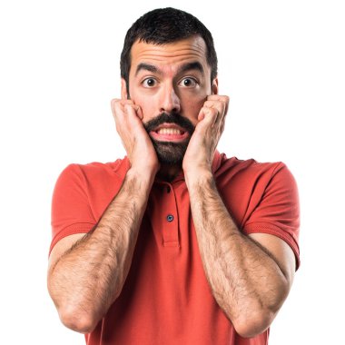 yakışıklı bir adam kulaklarını kapsayan