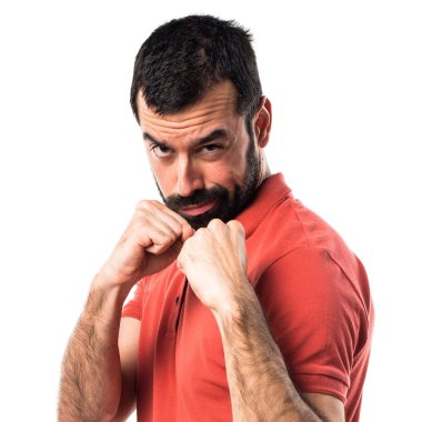 Bir yumruk veren yakışıklı adam