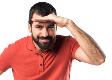 Yakışıklı adam bir şey sunmak