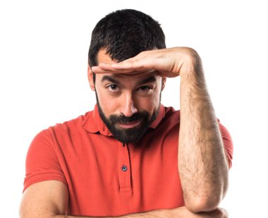 Yakışıklı adam bir şey sunmak