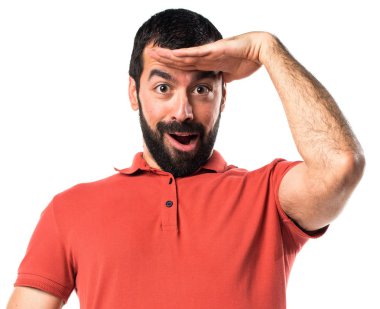 Yakışıklı adam bir şey sunmak