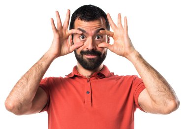 Yakışıklı adam bir şey sunmak