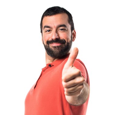 Başparmağı havada yakışıklı bir adam.