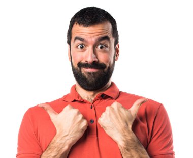 Başparmağı havada yakışıklı bir adam.