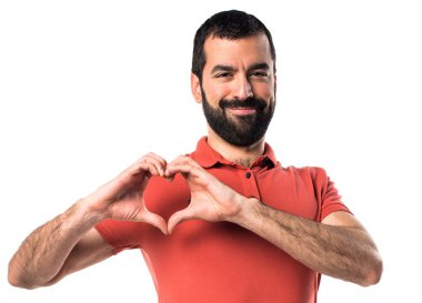 Yakışıklı adam elleriyle bir kalp yapma