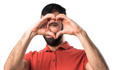 Yakışıklı adam elleriyle bir kalp yapma