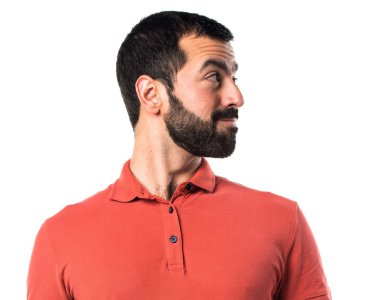 Yakışıklı adam yan bakan