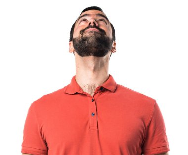 Yakışıklı adam yukarı bakıyor.