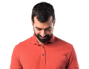 Yakışıklı adam aşağı bakıyor