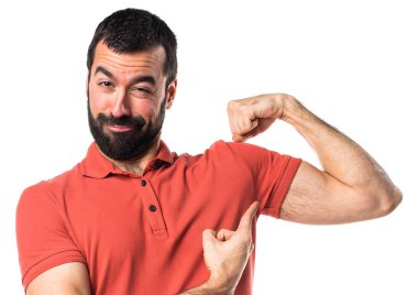 Yakışıklı adam güçlü bir jest yapma