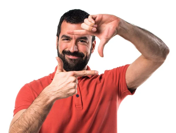 Knappe man scherpstellen met zijn vingers — Stockfoto