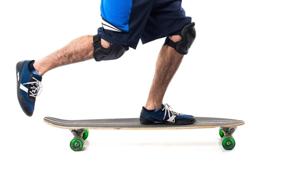 Homem montando seu skate — Fotografia de Stock