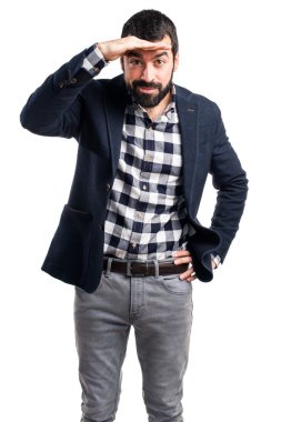 yakışıklı bir adam bir şey gösteriliyor