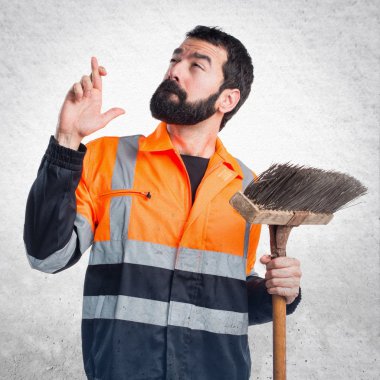 Çöp Adam parmaklarıyla geçiş