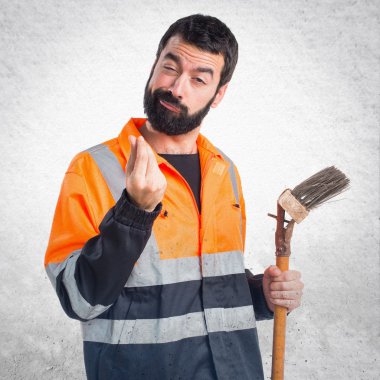 Çöp Adam bir para hareketi yapıyor