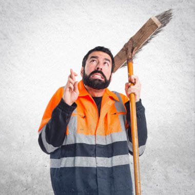 Çöp Adam parmaklarıyla geçiş