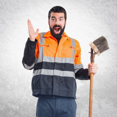 Çöp Adam sürpriz jest yapıyor