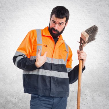 Çöp Adam sürpriz jest yapıyor