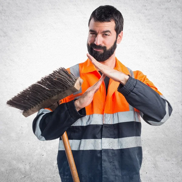 Homem do lixo fazendo tempo fora gesto — Fotografia de Stock