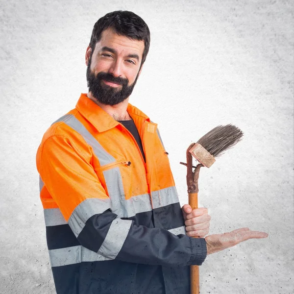 Homem do lixo apresentando algo — Fotografia de Stock