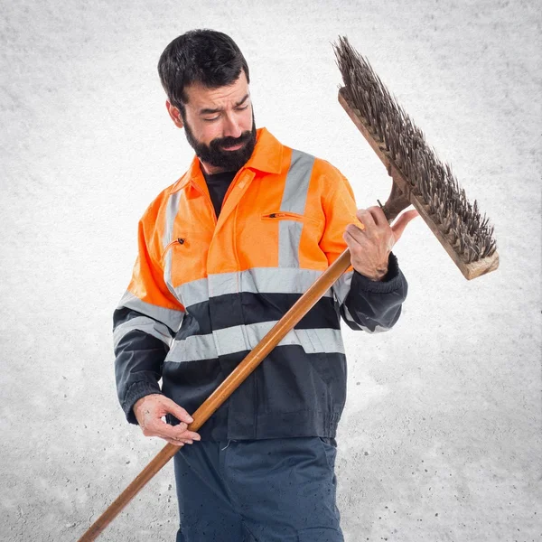 Spazzatura uomo fare chitarra gesto — Foto Stock