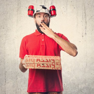 Pizza teslimi adam sürpriz jest yapıyor