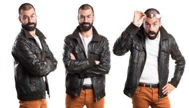 Erkek deri ceket kolları ile geçti