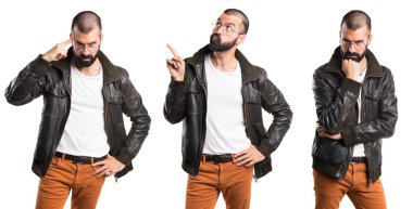 Bir deri ceket düşünme giyen adam
