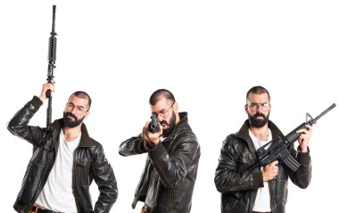 Bir tüfek tutarak pezevenk adam