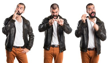 Adam bir sigara kırma