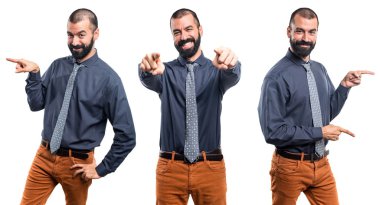 Öne doğru işaret eden adam