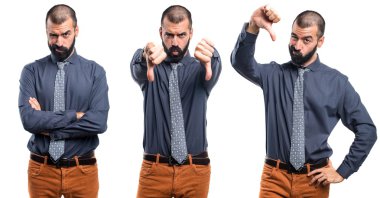 Kötü sinyal yapan erkek