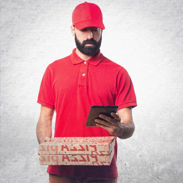 Repartidor de pizza sosteniendo una tableta — Foto de Stock
