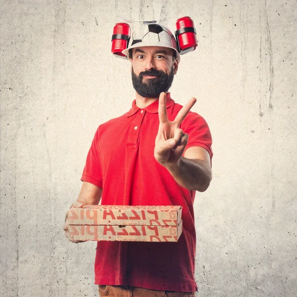 Entrega de pizza homem fazendo gesto de vitória — Fotografia de Stock