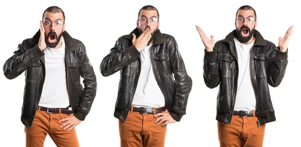 Man met een lederen jas doen verrassing gebaar — Stockfoto