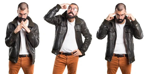 Homem usando uma jaqueta de couro pensando — Fotografia de Stock